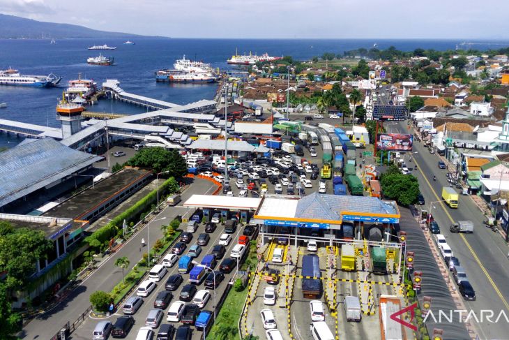 Hari ke-4 Kepadatan kendaraan di pelabuhan Ketapang