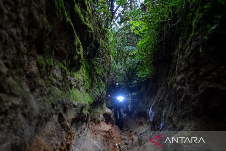 Uji coba pembukaan jalur wisata trabas Cikole