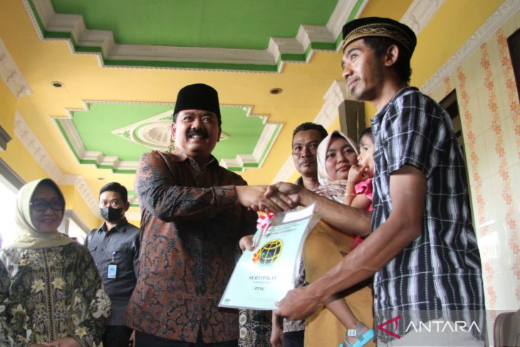 Menteri ATR/BPN serahkan sertifikat tanah di Jombang