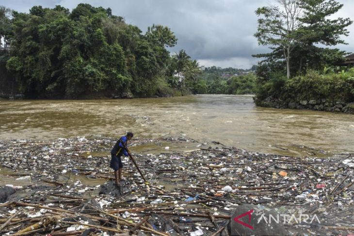 Tumpukan sampah di Sungai Ciwulan