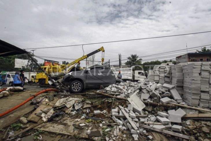 Kecelakaan mobil tabrak tiang listrik di Bogor