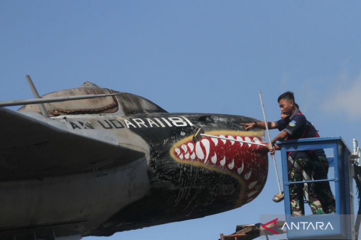 Perawatan monumen pesawat MIG-17 Fresco di Malang