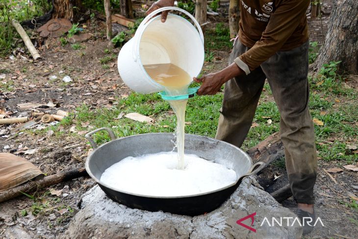 FOTO - Produksi gula aren cair di pedalaman Aceh Besar