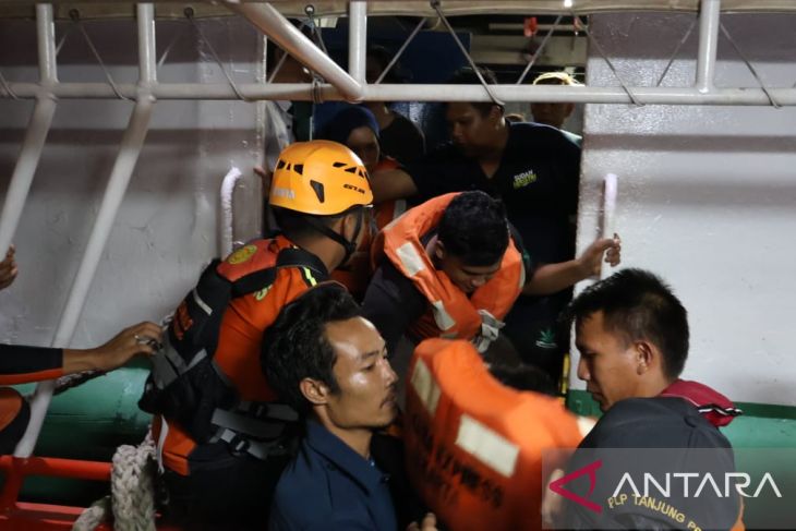 Evakuasi 151 penumpang KM Sakura Express yang kandas di perairan Pangkalpinang