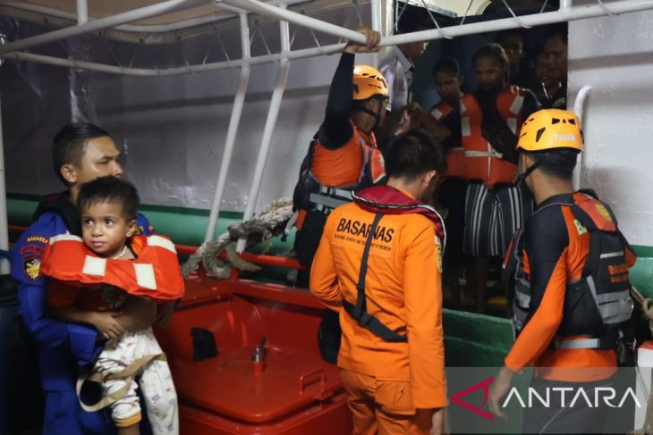 Evakuasi 151 penumpang KM Sakura Express yang kandas di perairan Pangkalpinang