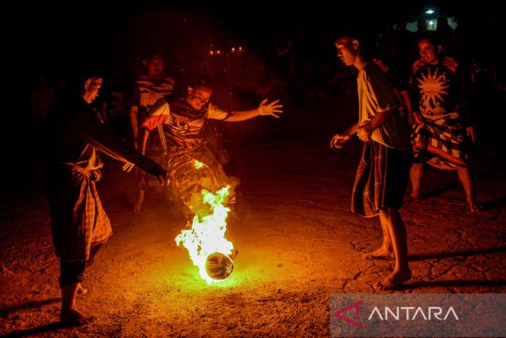 Tradisi sepak bola api di Kabupaten Bandung