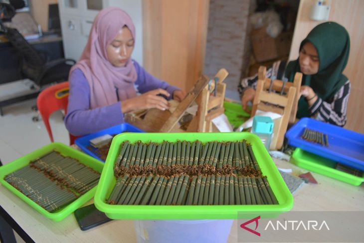 FOTO - Industri rokok tradisional di Aceh