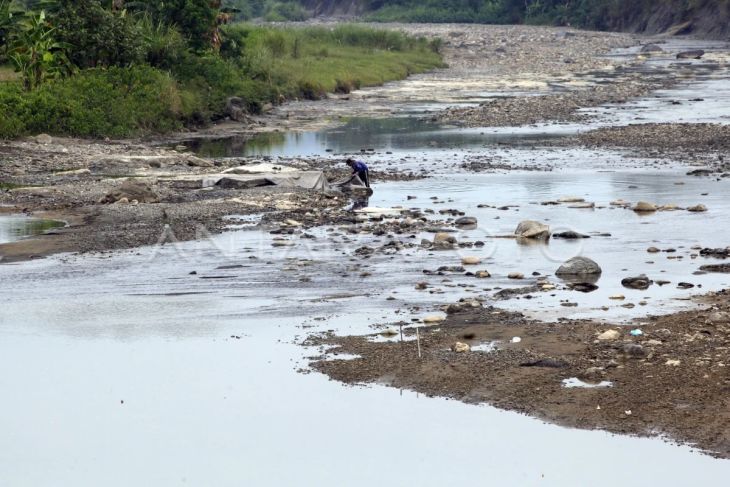 Sungai Cipamingkis di Bogor mengering
