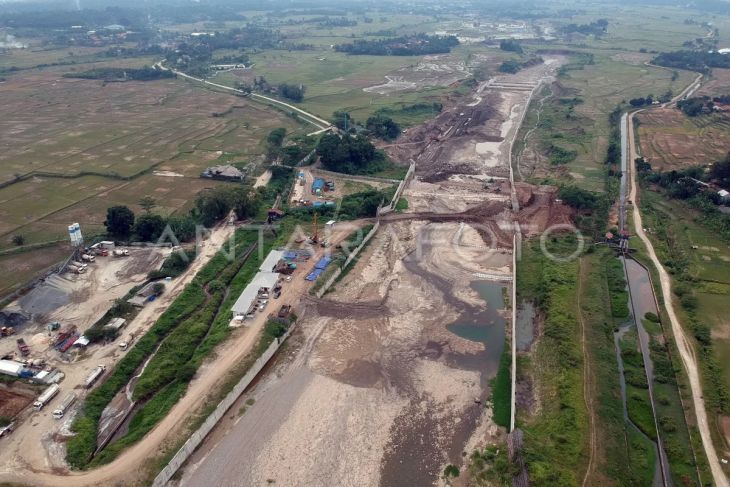 Sungai Cipamingkis di Bogor mengering