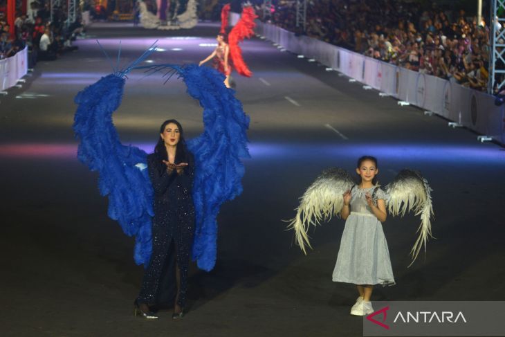 Arumi Bachsin ikut Jember Fashion Carnaval