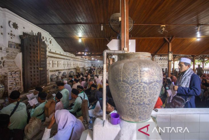 Wisata makam Sunan Gunung Jati