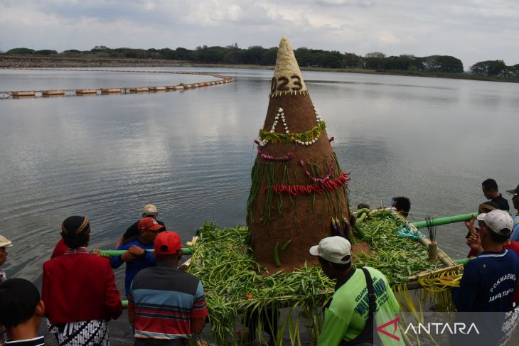 Larung tumpeng di Waduk Bening Madiun