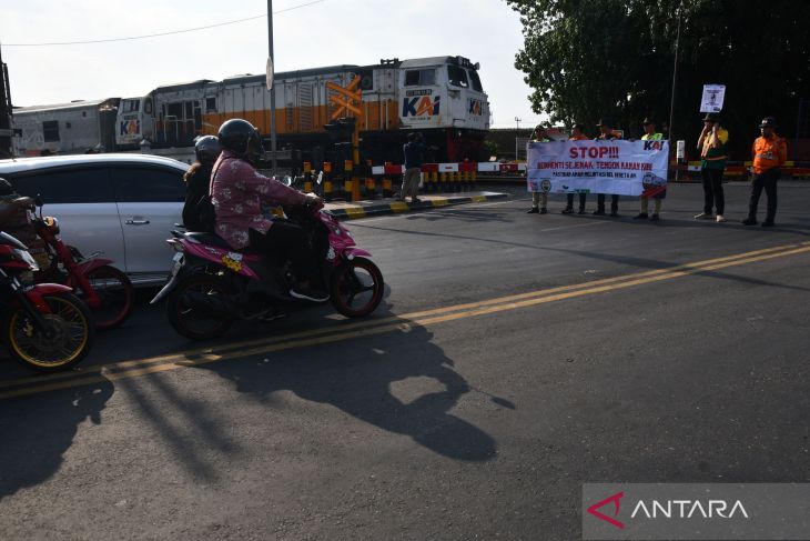 Sosialisasi keselamatan di perlintasan kereta api