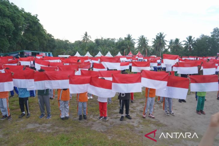 Ratusan warga kibarkan bendera merah putih