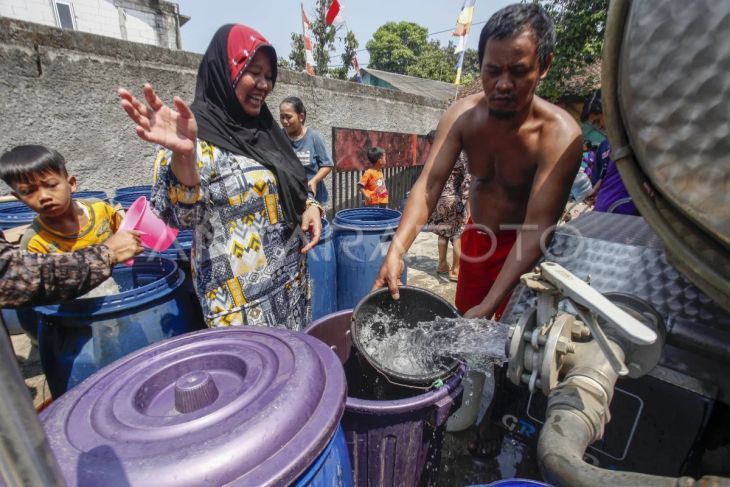 Distribusi air bersih daerah terdampak kekeringan