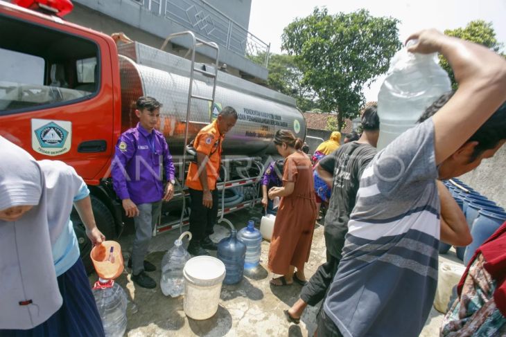 Distribusi air bersih daerah terdampak kekeringan