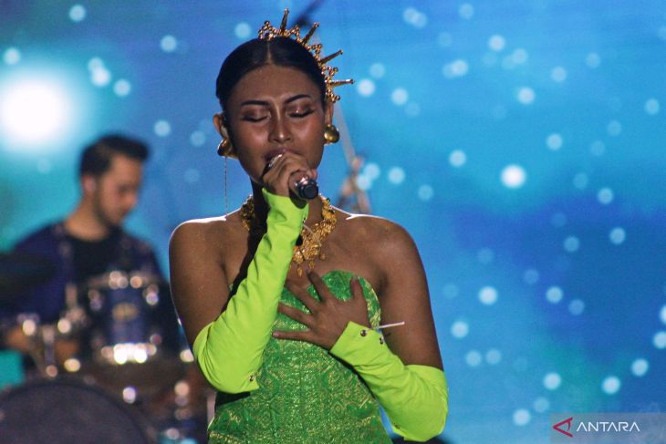 Penyanyi Novia Bachmid Tampil di Malam Puncak Tapin Art Festival 2023