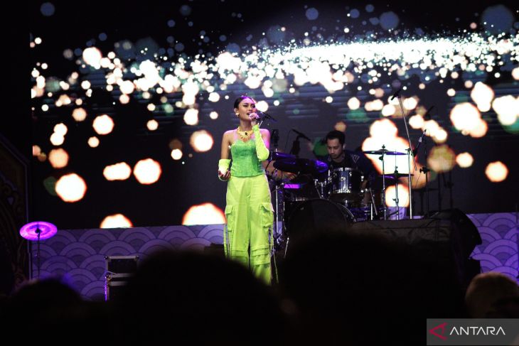 Penyanyi Novia Bachmid Tampil di Malam Puncak Tapin Art Festival 2023