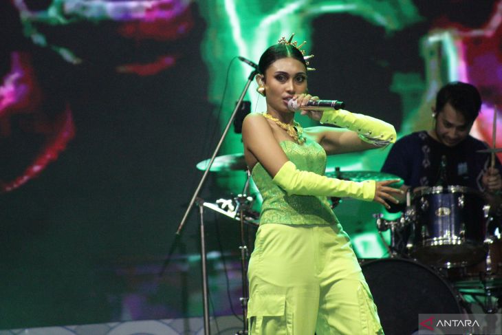 Penyanyi Novia Bachmid Tampil di Malam Puncak Tapin Art Festival 2023