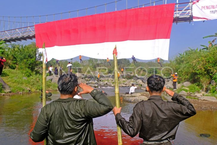 Pembentangan bendera Merah Putih di Jembatan Sangkil Parakan