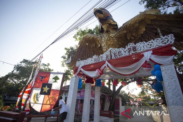 Warga hias gapura HUT RI di Indramayu