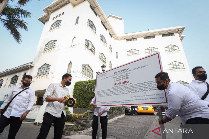 Ditreskrimsus Polda Jatim geledah Gedung Grha Wismilak Surabaya