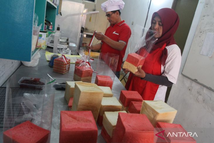 Produksi roti merah putih jelang HUT Kemerdekaan di Malang