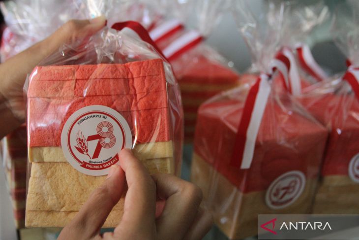 Produksi roti merah putih jelang HUT Kemerdekaan di Malang