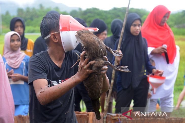 FOTO - Lomba permainan rakyat HUT RI di Kampung Nusa