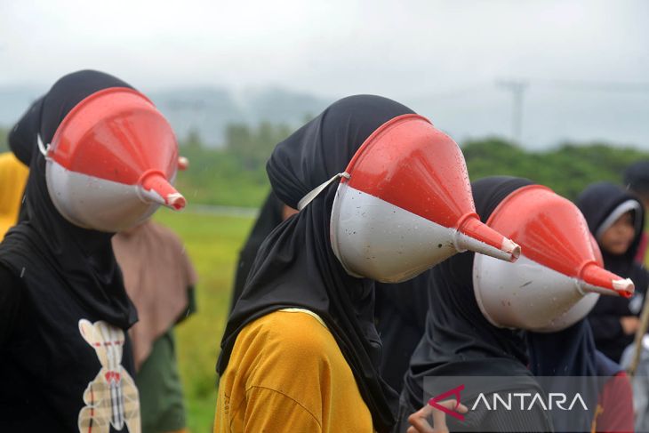 FOTO - Lomba permainan rakyat HUT RI di Kampung Nusa