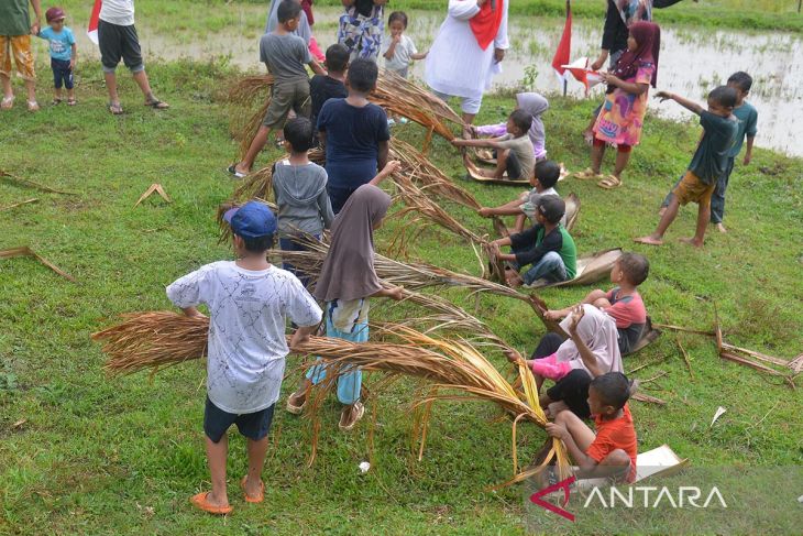 FOTO - Lomba permainan rakyat HUT RI di Kampung Nusa