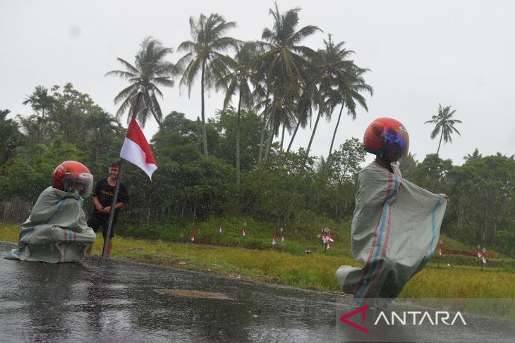 FOTO - Lomba permainan rakyat HUT RI di Kampung Nusa