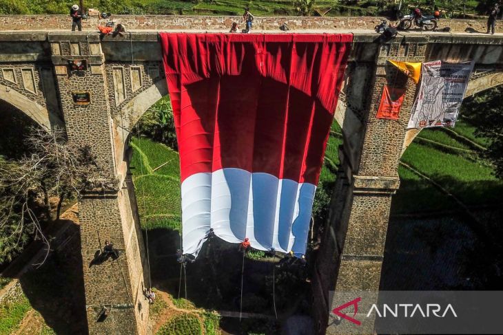 Pengibaran Bendera Merah Putih di Jembatan Cincin