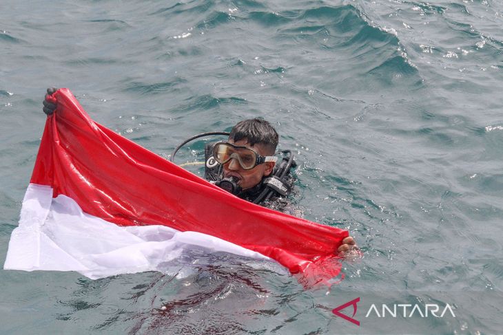FOTO - Pengibaran bendera merah putih di bawah laut