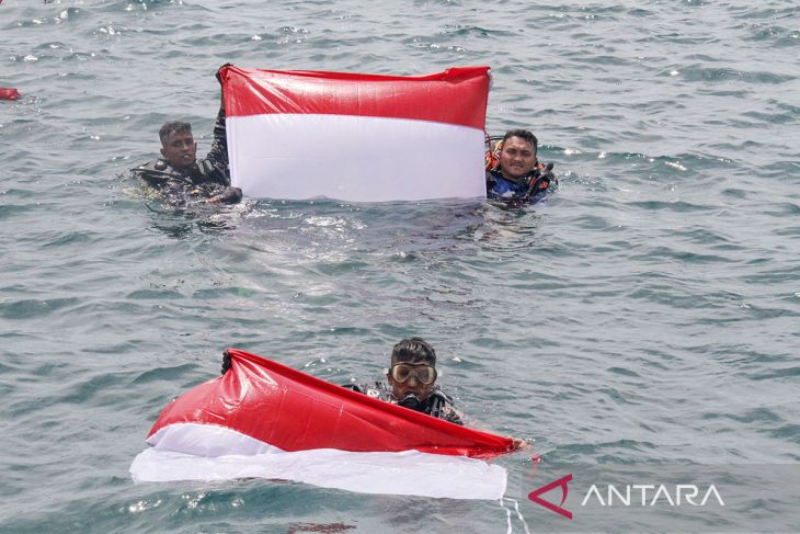 FOTO - Pengibaran bendera merah putih di bawah laut