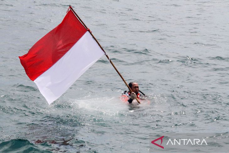 FOTO - Pengibaran bendera merah putih di bawah laut