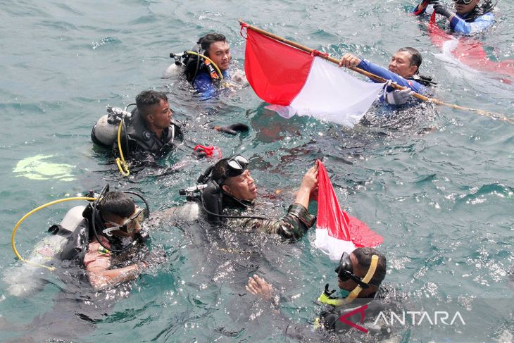 FOTO - Pengibaran bendera merah putih di bawah laut
