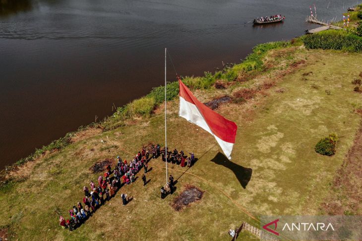 Upacara Kemerdekaan RI di Sungai Bengawan Solo