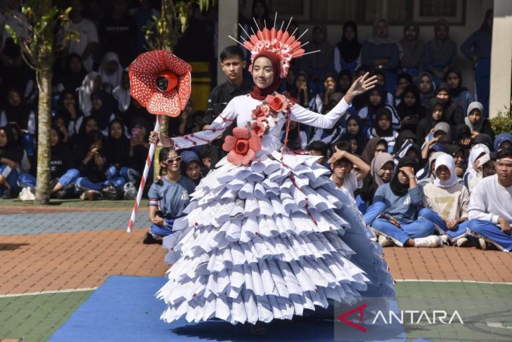 Peragaan busana daur ulang karya siswa