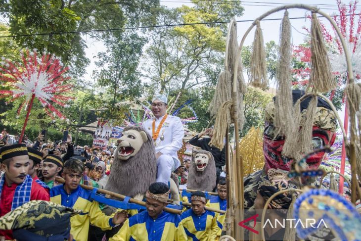 Parade kesenian Jawa Barat