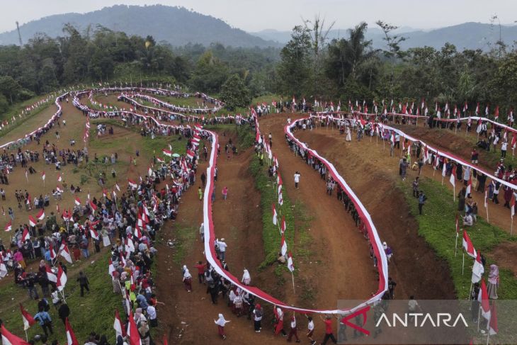 Pembentangan bendera Merah Putih di Jawa Barat