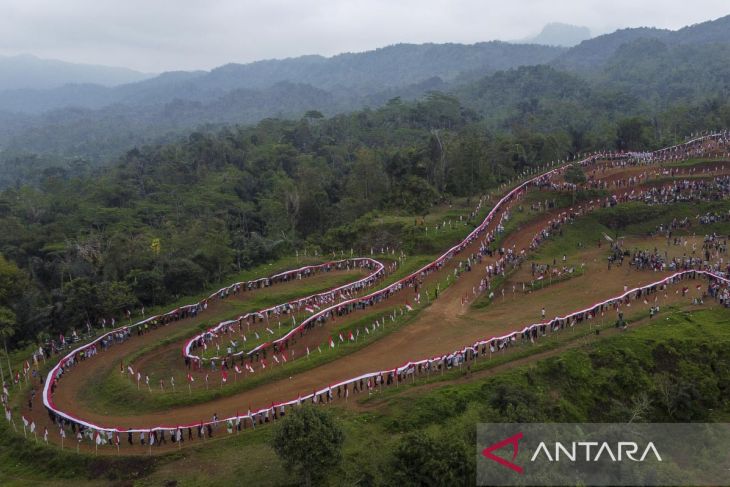 Pembentangan bendera Merah Putih di Jawa Barat