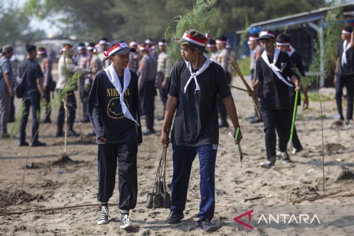 Penanaman pohon Polri peduli lingkungan