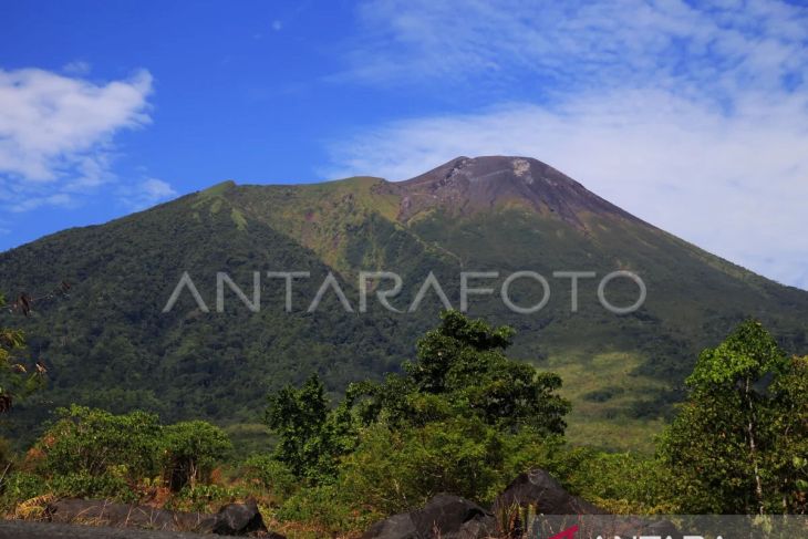 Gunung Gamalama Ternate Mengerucut