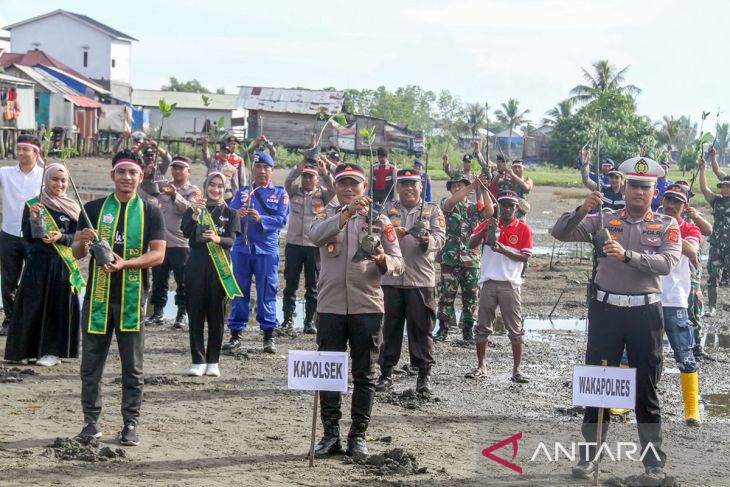 FOTO - Penanaman pohon serentak Polri lestarikan negeri