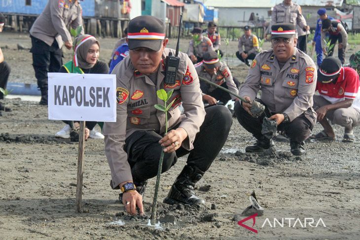 FOTO - Penanaman pohon serentak Polri lestarikan negeri