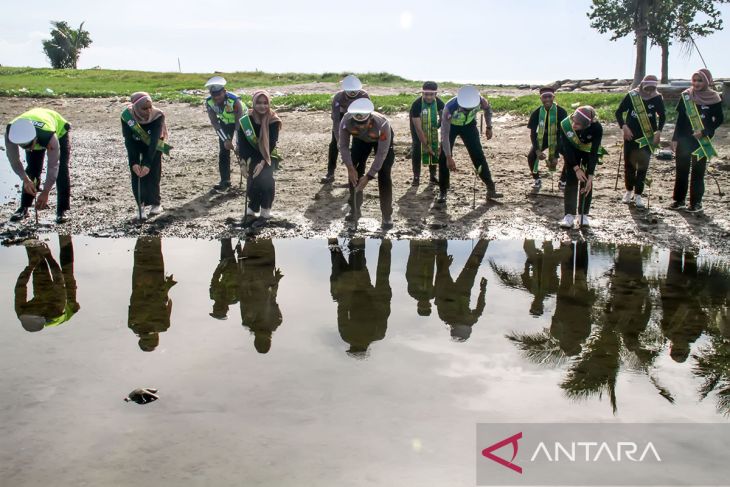 FOTO - Penanaman pohon serentak Polri lestarikan negeri