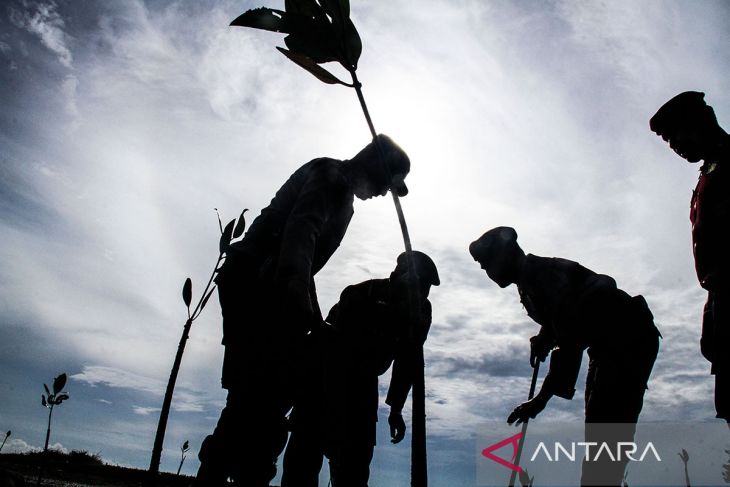 FOTO - Penanaman pohon serentak Polri lestarikan negeri