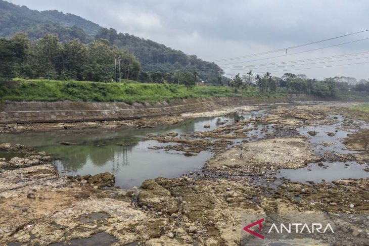 Bendungan sungai Citanduy mulai surut