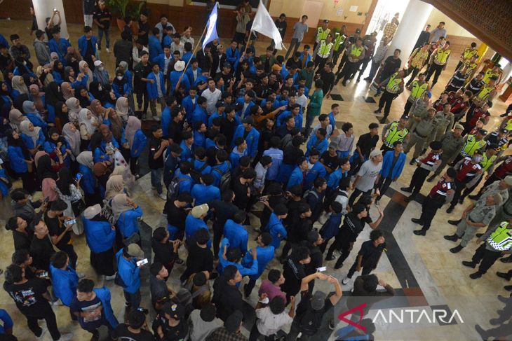 FOTO - Demo mahasiswa menuntut tutup usaha tambang di Aceh